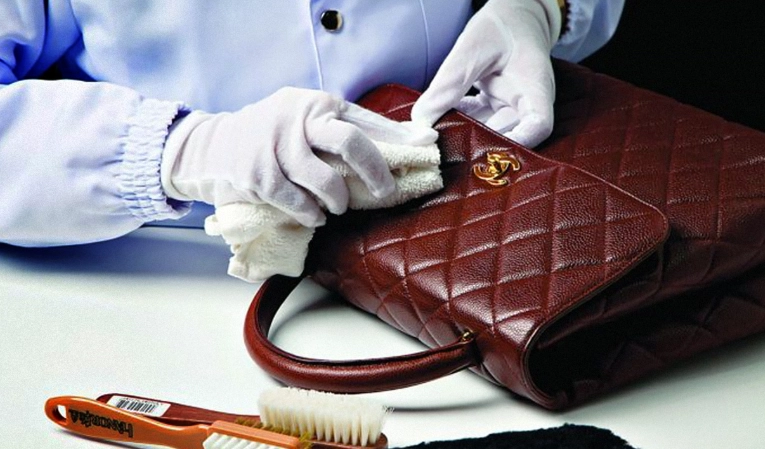 how to condition leather bag