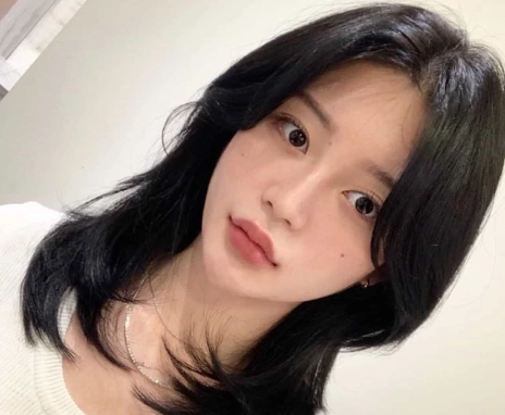 layered haircut with curtain bangs