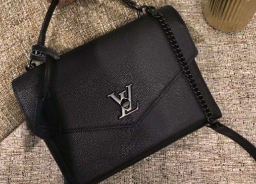 how to style small black handbag