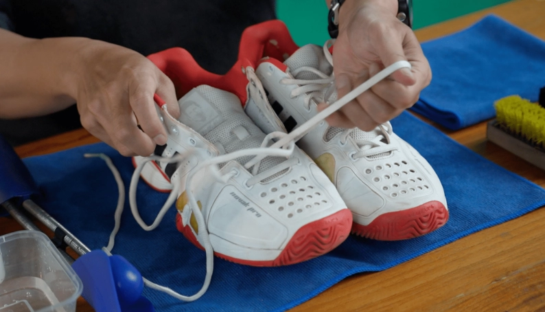 how to clean tennis shoes