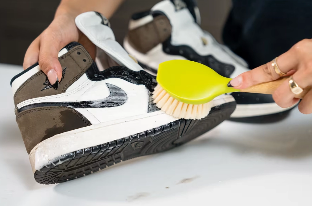 how to wash sneakers