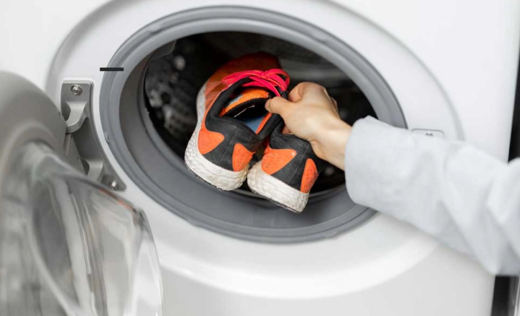 how to wash tennis shoes in washing machine