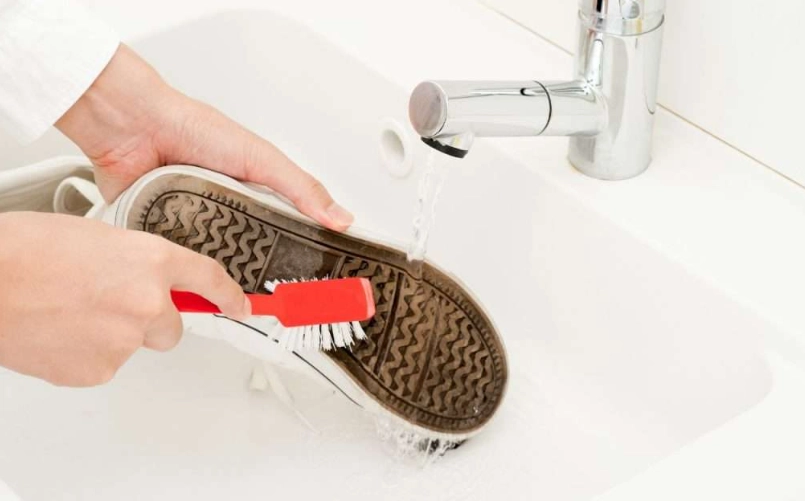 wash tennis shoes