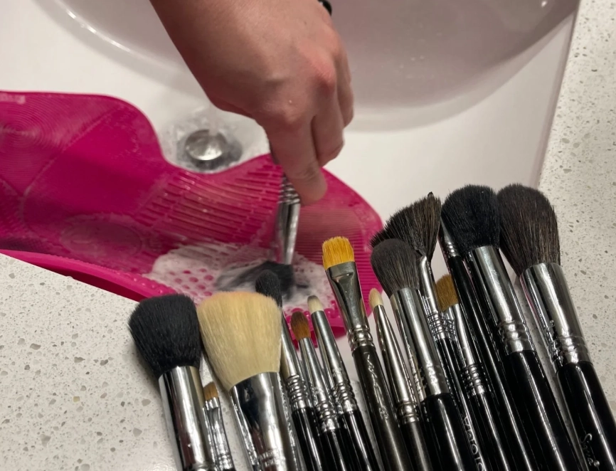 clean makeup brushes