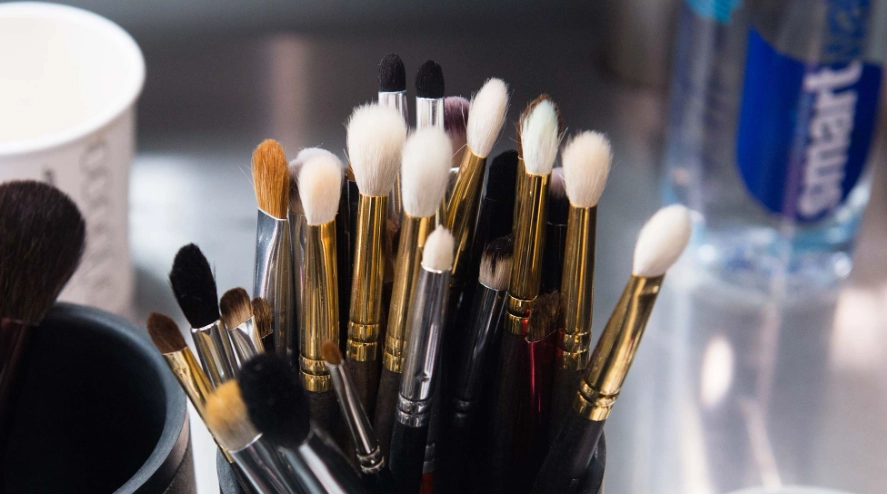 clean makeup brushes
