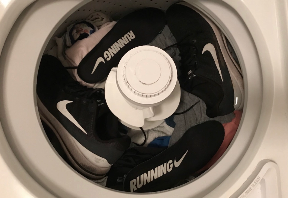 clean tennis shoes in washer