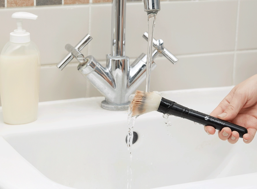 clean makeup brushes