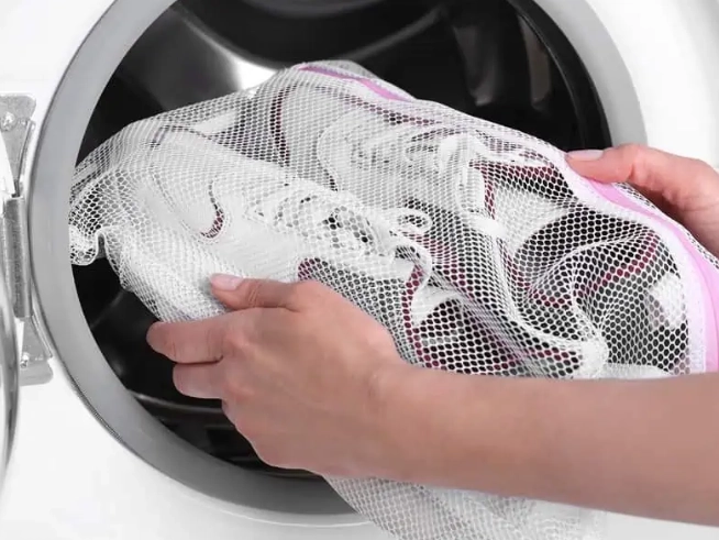 How to Wash Sneakers in a Washing Machine Safely and Effectively
