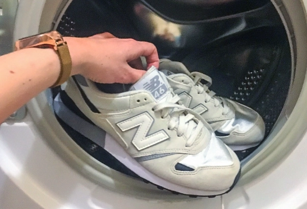 clean sneakers in washer